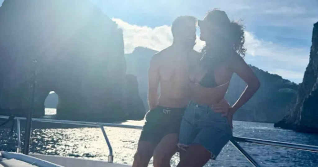 Fotbalistul care se iubește cu o angajata de la Insula Iubirii. Gesturi sezuale pe iaht, în vacanța din Capri
