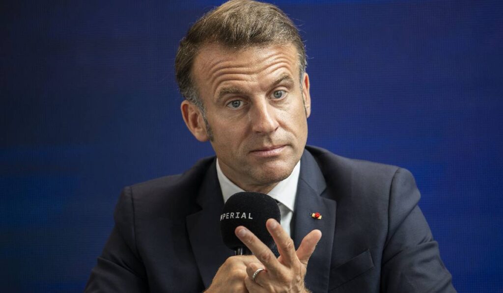 Președintele Franței, Emmanuel Macron, gesticulează și vorbește pe scenă în timpul unui summit pe tema inteligenței artificiale la Imperial College London, în centrul Londrei, pe 9 iulie 2025.