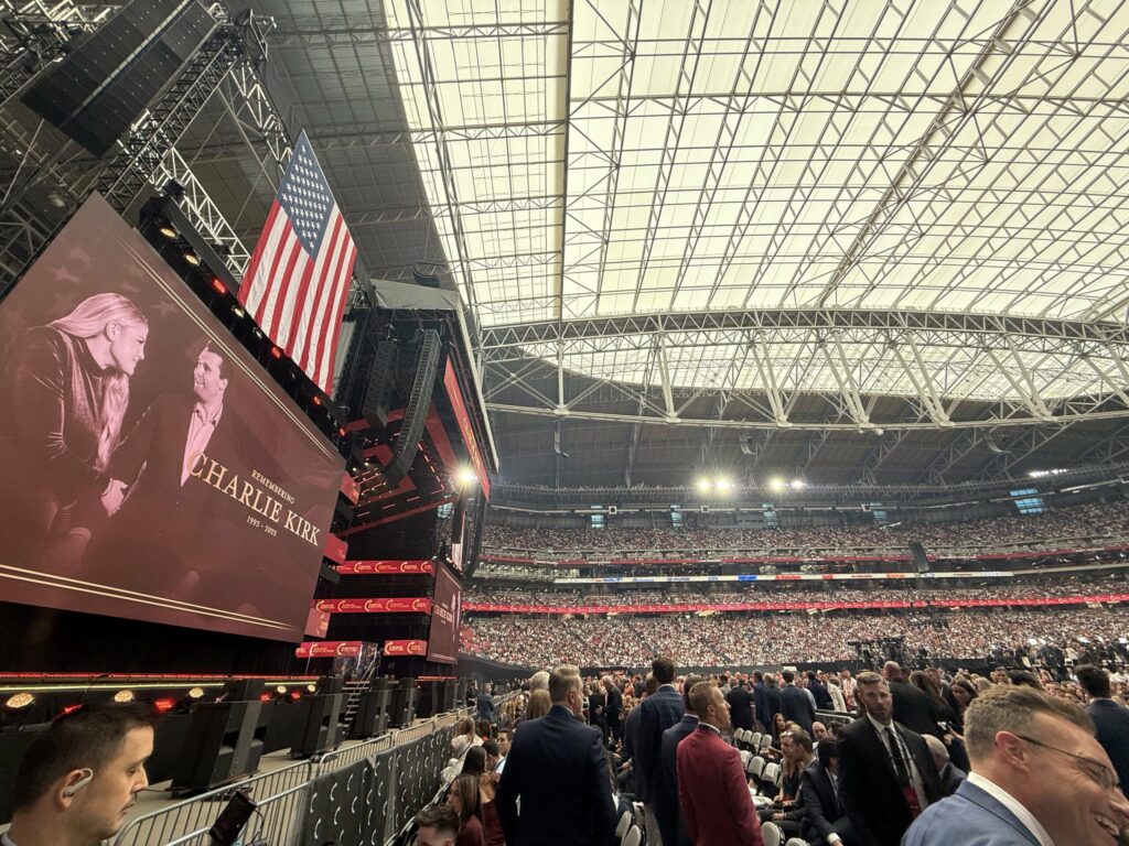 Funeraliile lui Charlie Kirk | Donald Trump participă la ceremonia de înmormântare din Arizona, alături de zeci de mii de oameni