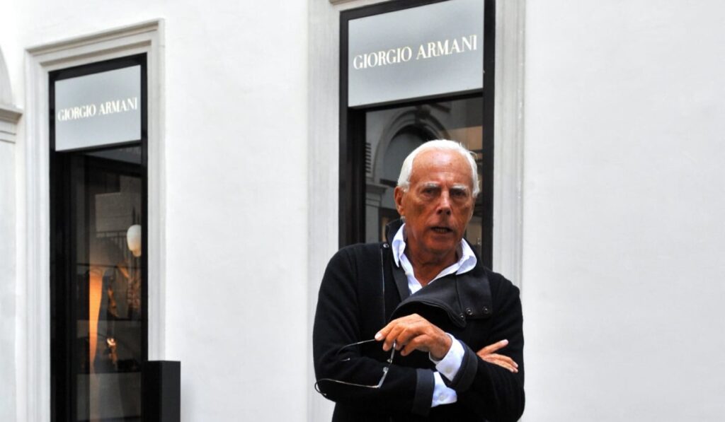 Giorgio Armani în fața unui magazin Giorgio Armani pe 16.09.2008