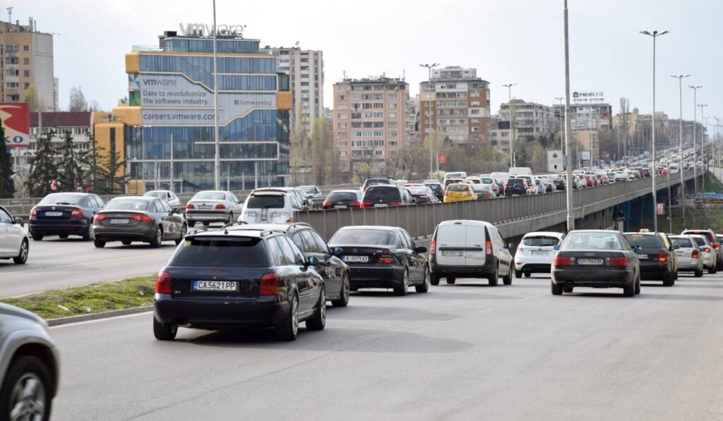 Șoferii din Bulgaria mergând cu mașina pe o stradă aglomerată de la periferia Sofiei