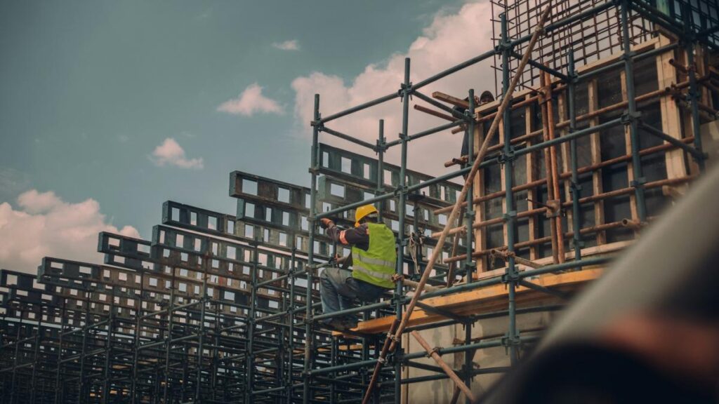 Guvernul dă constructorii afară din țară