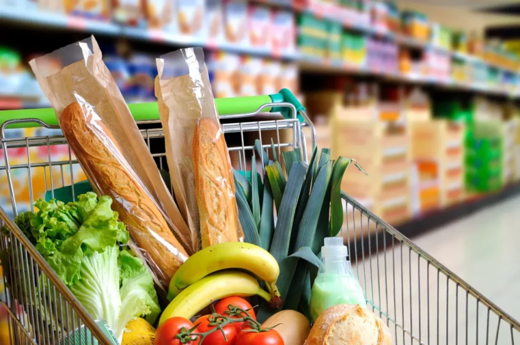 Guvernul renunță la plafonarea adaosului comercial pentru alimentele de bază