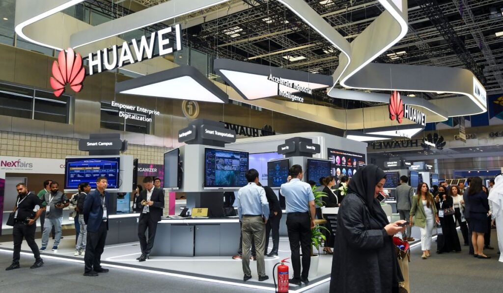 Standul Huawei, plin de vizitatori, în cadrul unui târg de tehnologie din Doha, Qatar.