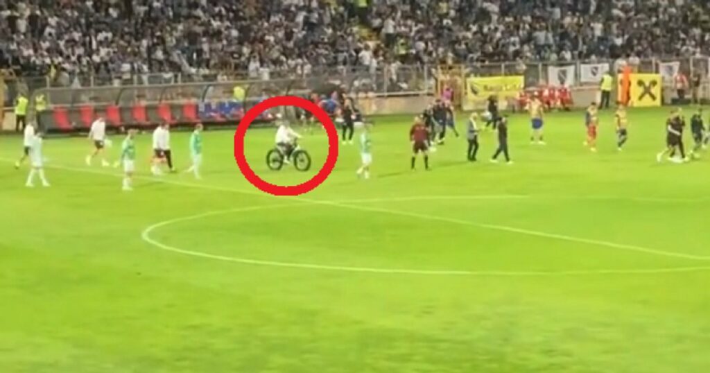 Imaginea care a făcut înconjurul lumii: selecționerul Austriei a tăiat terenul de fotbal cu o bicicletă electrică