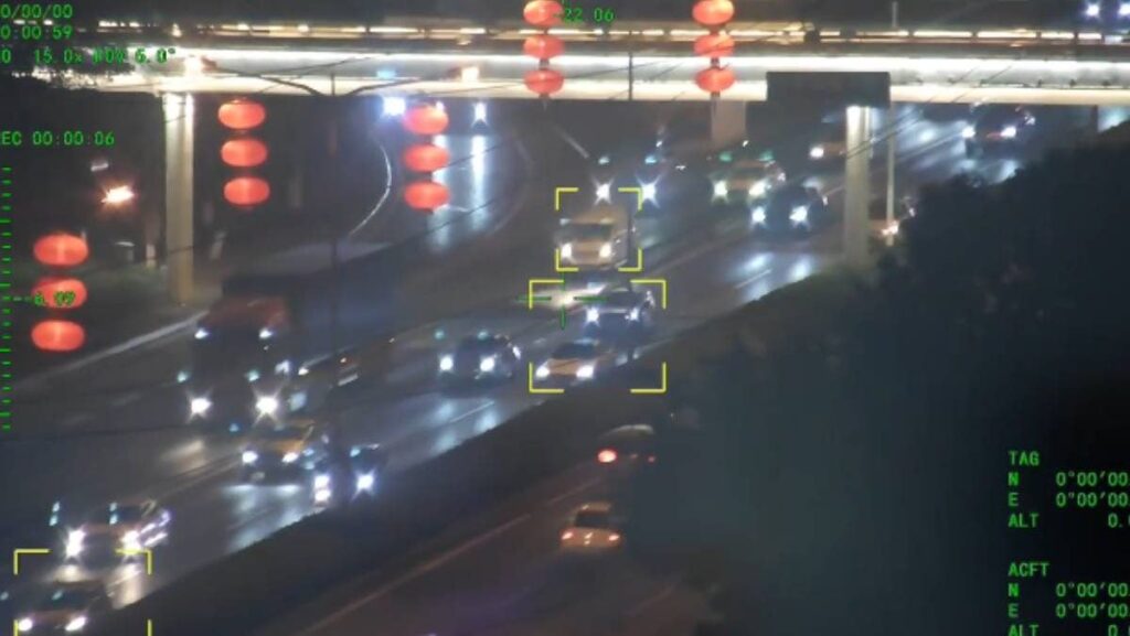 Imagini cu mai multe mașini care circulă pe autostradă, în China.