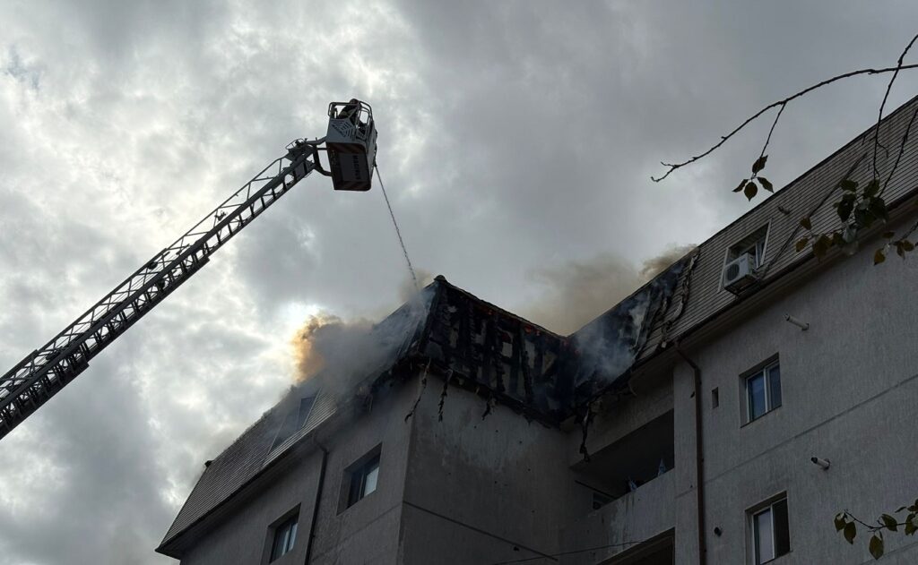 Incendiu la mansarda unui bloc din Constanța: Un bărbat a fost dus în stare gravă la spital (Video)