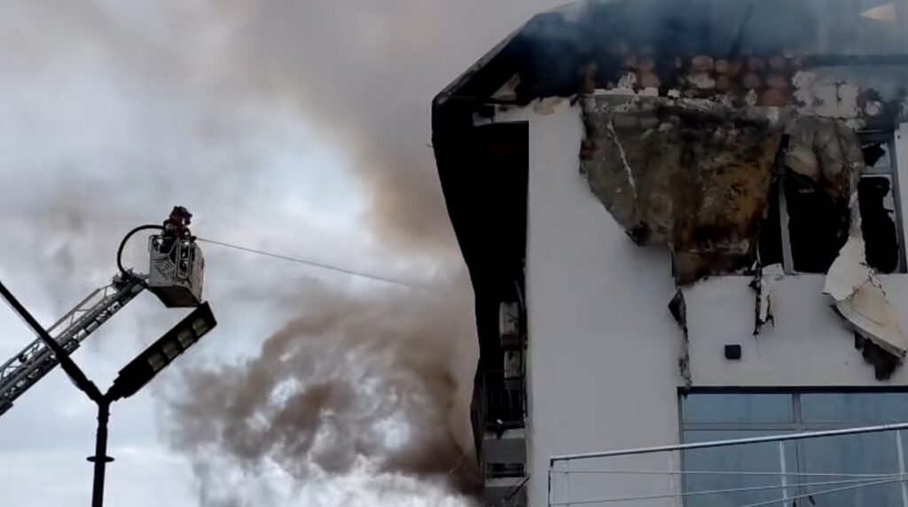 Incendiu puternic la un operator economic din Prahova. Zeci de pompieri au fost trimiși în misiune