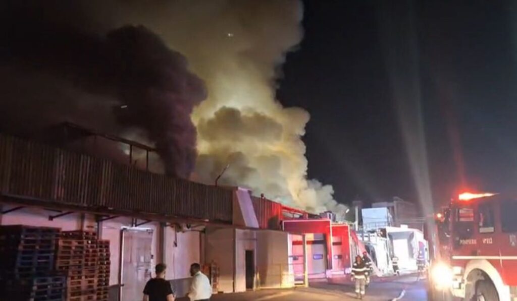 fum gros și negru care se ridică de la un incendiu la depozitul antefrig di sectorul 2 din București