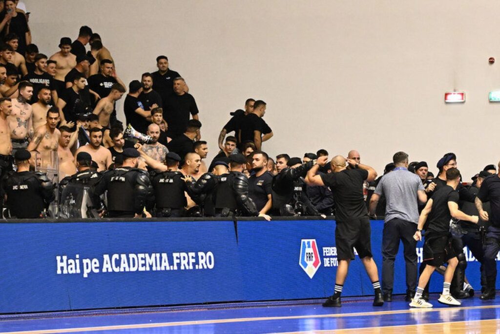 Incidente grave la România - Ungaria! Fanii români au intrat pe parchet și s-au bătut cu jandarmii » Meciul decisiv pentru CE de futsal a fost întrerupt 45 de minute