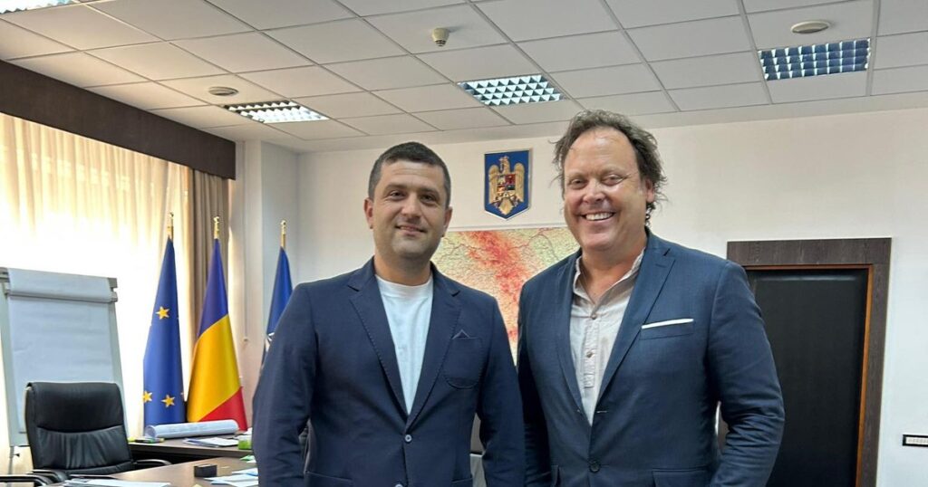 Jurnalistul Charlie Ottley a cerut cetățenia română, dar dosarul este blocat de birocrație. Vizită surpriză la Ministerul Economiei