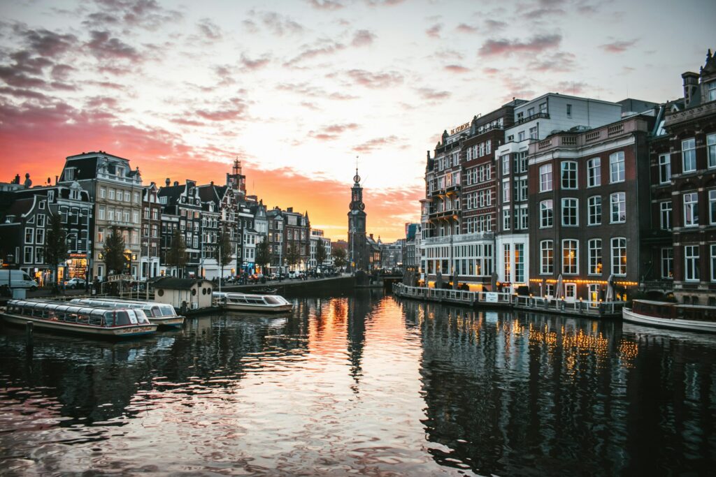 Locuitorii din Amsterdam dau în judecată consiliul local pentru turismul excesiv