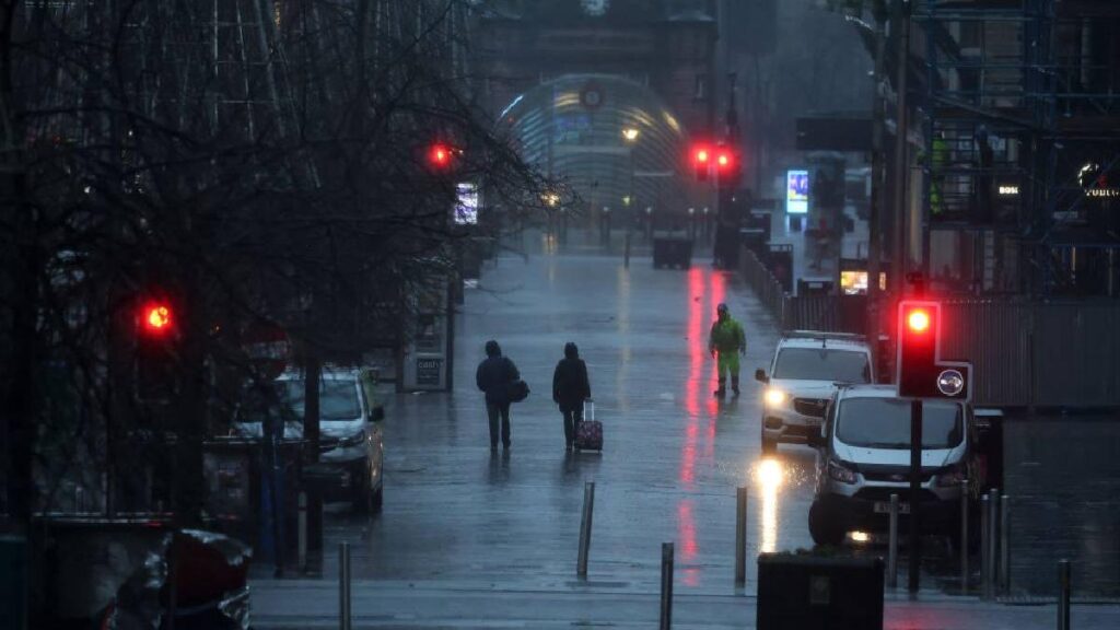 METEO. Cod portocaliu de ploi torențiale și vijelii în vestul țării