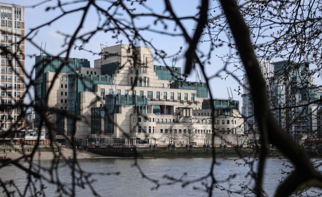MI6 recrutează spioni ruși online, printr-un nou portal pe dark web