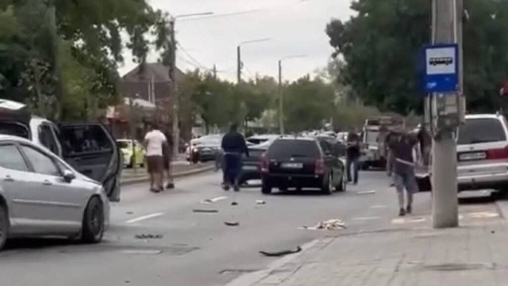 Imagini cu mai multe mașini oprite pe o stradă din Craiova, în timpul bătăii de sâmbătă, 13 septembrie 2025. În fotografie apar mai mulți oameni