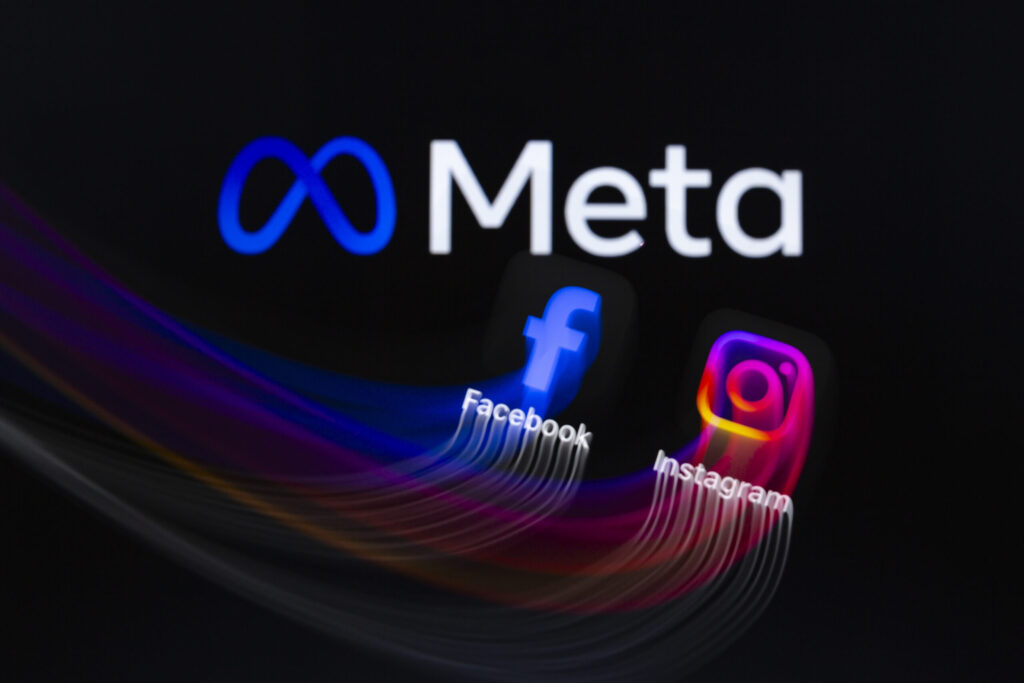 Meta folosește fotografii cu eleve în reclame destinate bărbaților