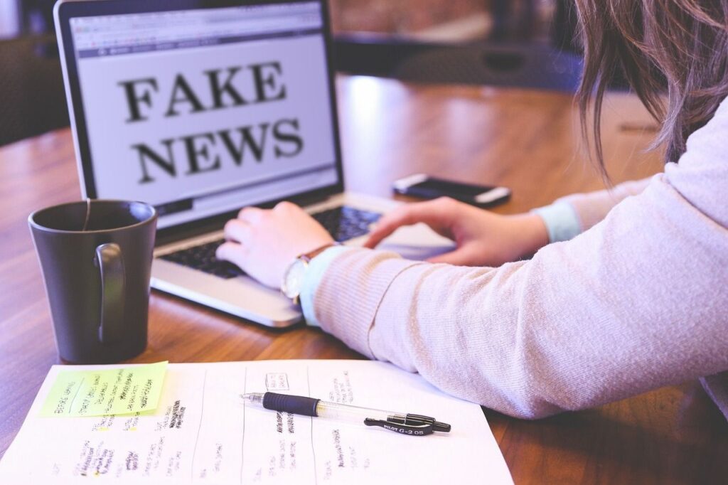 Metoda folosită de un profesor pentru a-și ajuta studenții să deosebească faptele de dezinformare
