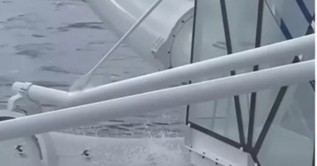 Momente de panică la 30 de metri deasupra oceanului: o femeie a rămas captivă într-un tobogan acvatic, pe o navă de croazieră