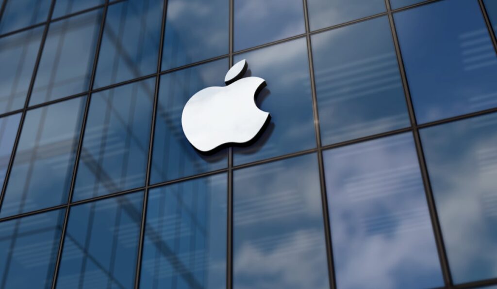 Logo-ul Apple pe o clădire cu pereți din sticlă