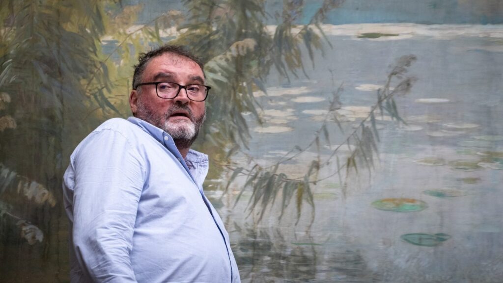 Motivul pentru care un medic francez a otrăvit 30 de pacienți. 12 dintre ei au murit Imagine cu Frederic Pechier, medicul acuzat că a otrăvit 30 de pacienți. Poartă o cămașă albastru deschis și ochelari de vedere