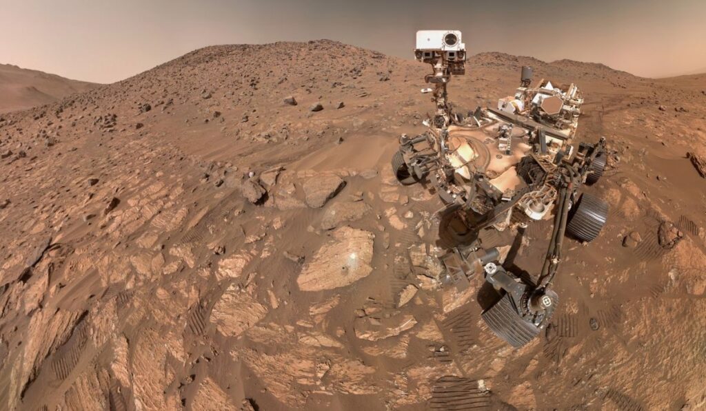 Această imagine furnizată de NASA arată roverul Perseverance al NASA pe Marte realizând un selfie, compus din 62 de imagini individuale, pe 23 iulie 2024.
