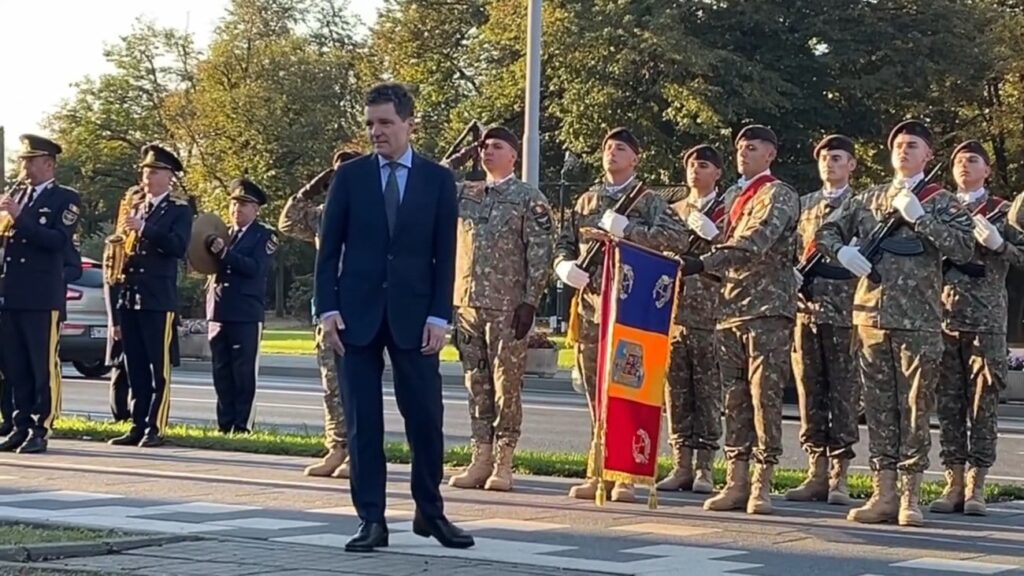 Nicușor Dan a uitat protocolul înaintea intonării imnului, la Timișoara, unde a depus o coroană de flori la Monumentul Crucificării