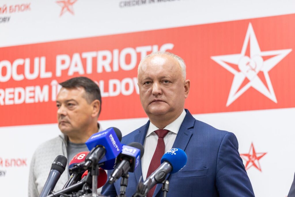 Noapte tensionată la Chișinău: Dodon face protest și acuză fraude (Video)