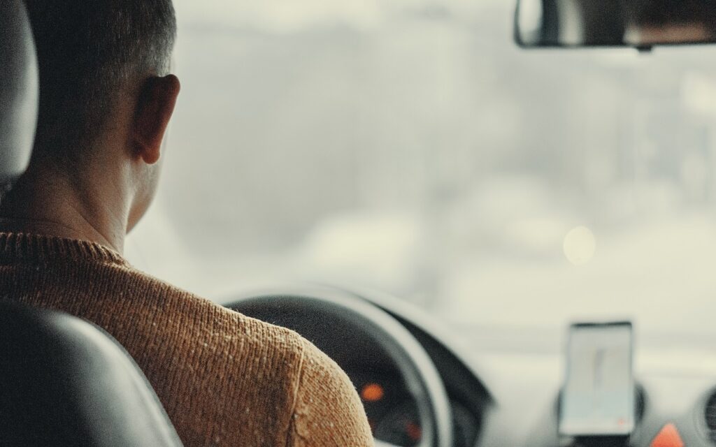 Noi interdicții pentru șoferii începători. Ar putea rămâne fără permis dacă sunt prinși la volanul unor mașini puternice