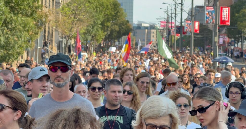 Noi proteste la Belgrad. Manifestanții cer pedepsirea polițiștilor pentru violențe împotriva demonstranților care critică guvernul Noi proteste la Belgrad. Manifestanții cer pedepsirea polițiștilor pentru violențe împotriva demonstranților care critică guvernul