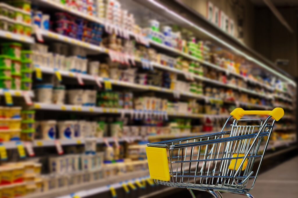 Oficial: Guvernul prelungește plafonarea adaosului comercial la alimentele de bază până la 31 martie 2026