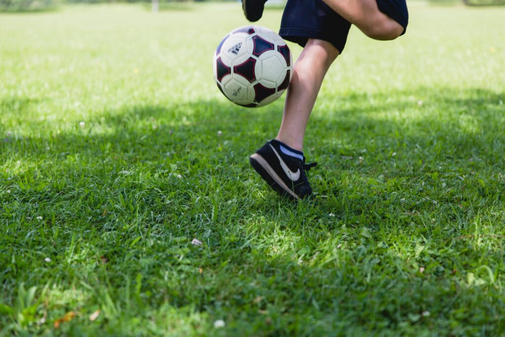 Părinții copiilor care au jucat fotbal într-o piață publică, amendați de poliție