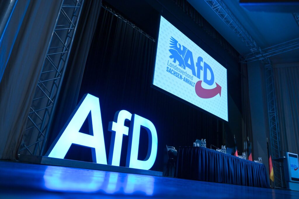 Sigla partidului Alternativa pentru Germania (AfD) este prezentată pe scenă în timpul conferinței partidului din Saxonia-Anhalt. Foto Hepta