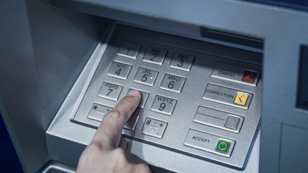 Pensiile ar trebui plătite pe card
