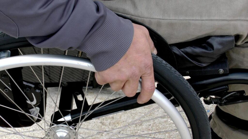 Persoanele cu dizabilități, aruncate în grija unor administrații locale sărace