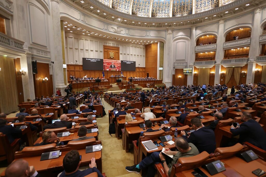 Peste 200 de parlamentari români încasează lunar câte 35.000 de lei cash. Trebuie să prezinte acte justificative pentru doar jumătate din sumă