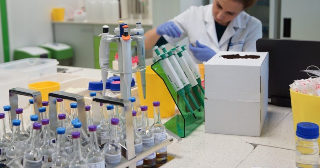 Peste 600 de români, diagnosticați anual cu cancere de sânge. Cum donăm celule stem, tratamentul minune care îi poate salva
