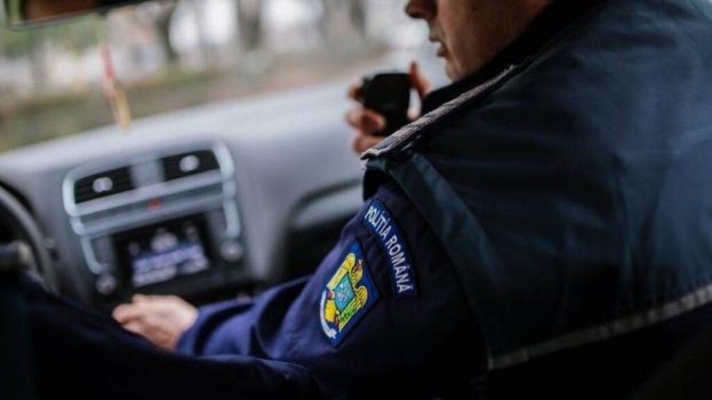 Poliția a prins un tânăr fugit din arestul la domiciliu, după ce a rupt brățara de monitorizare