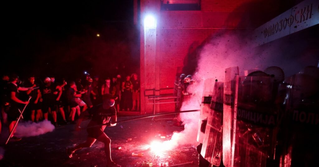 Poliția din Serbia a folosit gaze lacrimogene împotriva protestatarilor la Novi Sad