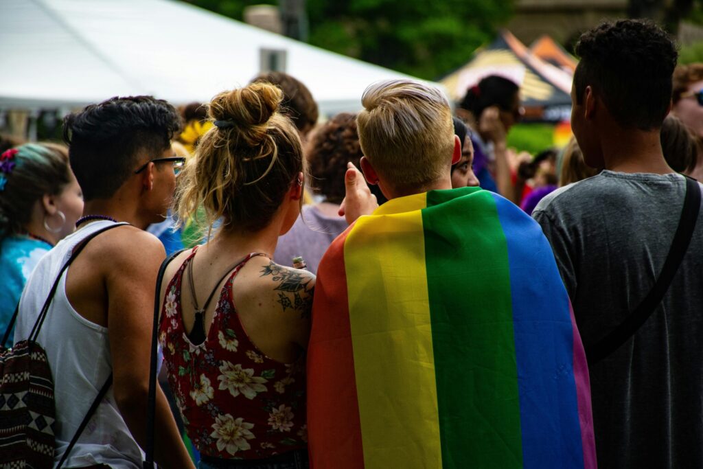 Politicieni din cel puțin 51 de țări au folosit retorică anti-LGBTQ+ în alegeri. România, dată ca exemplu pozitiv - raport