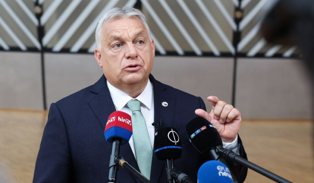 Premierul ungar Viktor Orbán, îmbrăcat în sacou bleumarin, camașă albă și cravată azurie, vorbește presei la Bruxelles, pe 26 iunie 2025, înaintea reuniunii Consiliului European privind situația din Ucraina și Orientul Mijlociu.