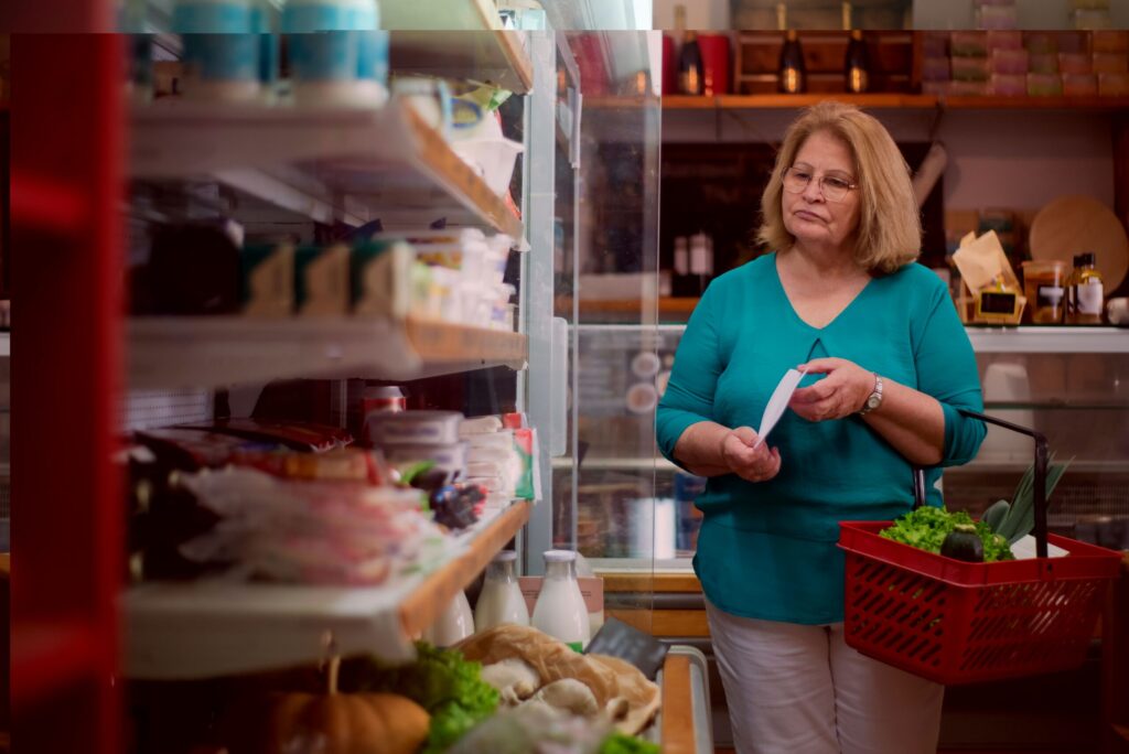 Premierul confirmă plafonarea adaosului la alimentele de bază pentru încă șase luni. Prelungirea va fi aprobată joi de Guvern