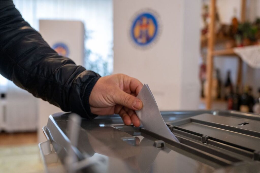 Un bărbat introduce în urnă buletinul de vot la alegerile prezidențiale din Republica Moldova, 24 noiembrie 2024
