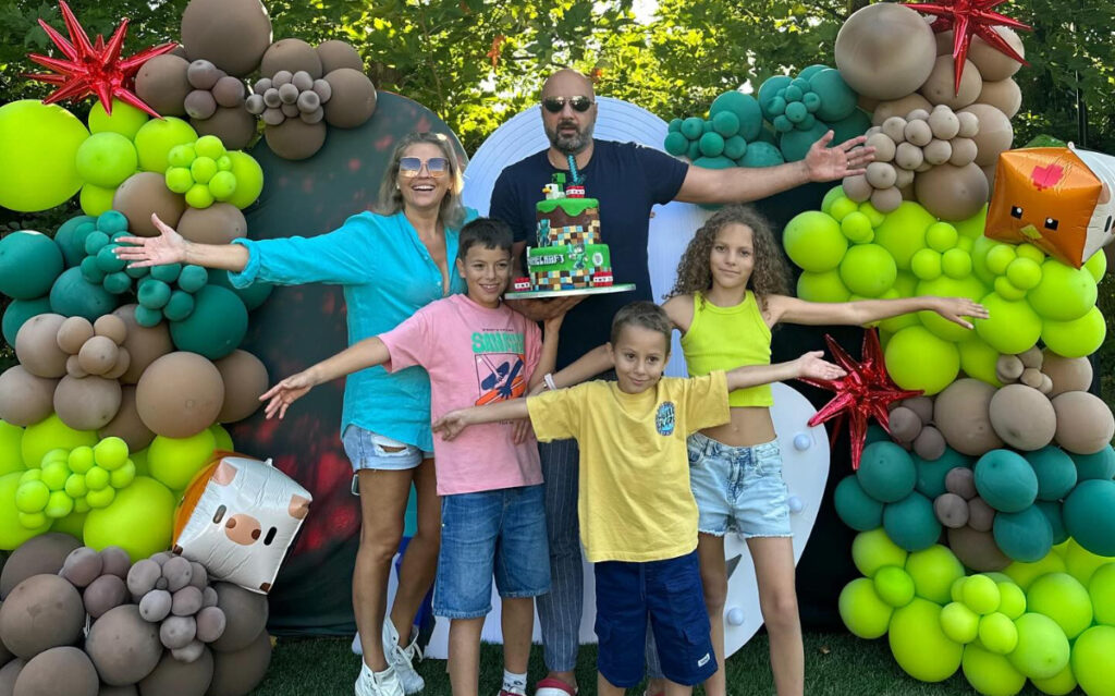 Prima zi de școală din noul an pentru copiii Mirelei Vaida. Cum a apărut vedeta alături de Carla, Vladimir și Tudor: „O nouă etapă pentru noi”