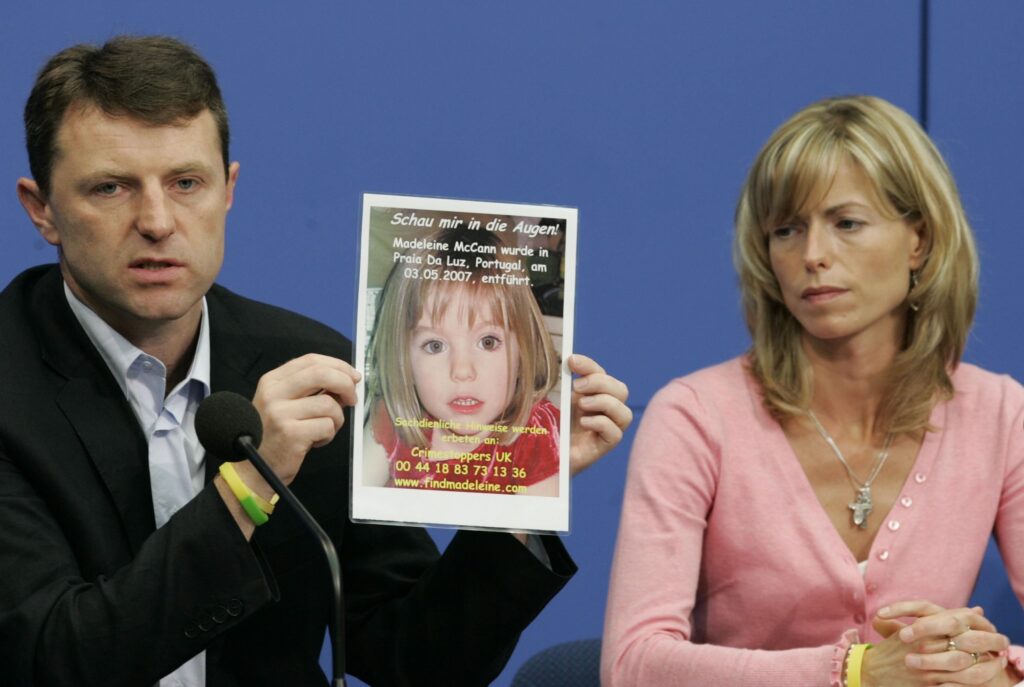Părinții micuței, Kate și Gerald, cu poza lui Maddie, în 2007