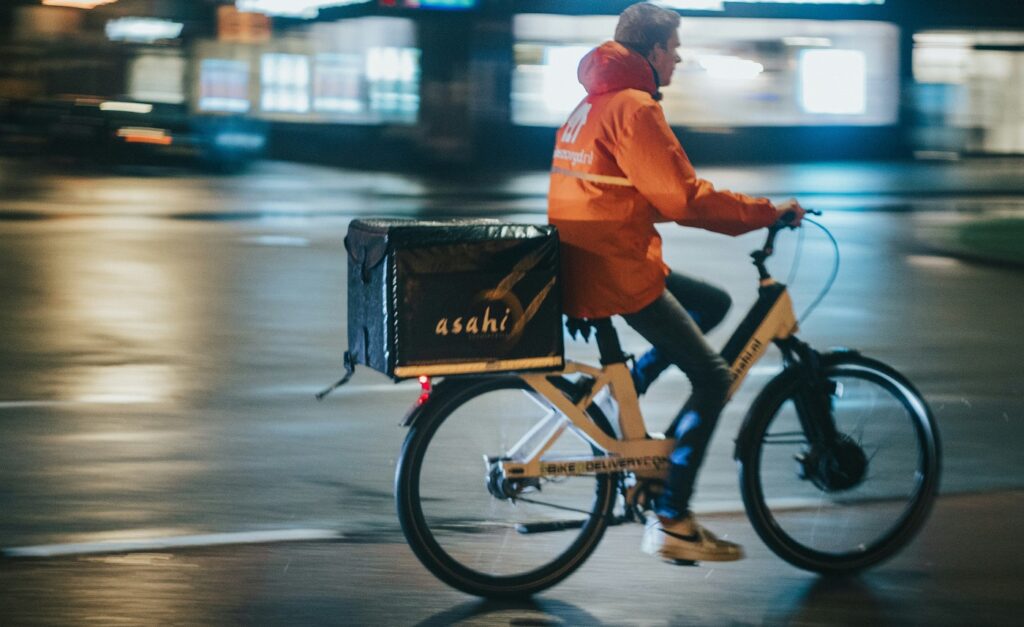 Problemele unei țări invadate de biciclete electrice modificate: Disperare, livratori exploatați și un pericol de neimaginat