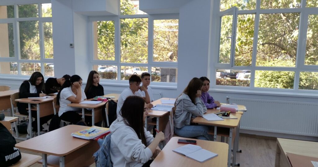 Proiectul AUR privind imnul și „Tatăl nostru” în școli a stârnit ample dezbateri. Ce spune fostul purtător de cuvânt al Patriarhiei