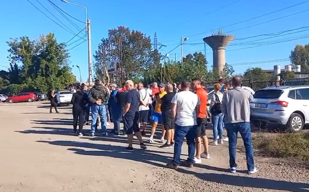 Protest spontan la ArcelorMittal Hunedoara. Angajații au blocat drumul spre Deva (Video)
