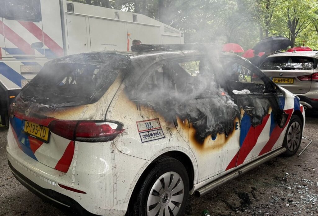 Protest violent al extremiștilor la Haga: Mașină de poliție în flăcări, valuri de pietre și sticle peste scutieri (Foto & Video)