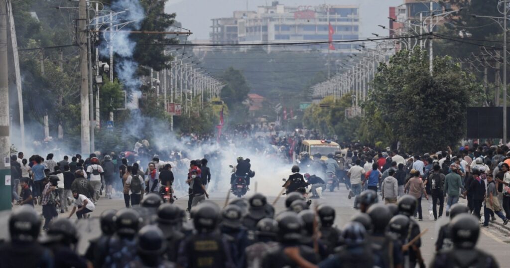 Protestele din Nepal împotriva interdicției temporare de utilizare a rețelelor de socializare devin manifestații anticorupție