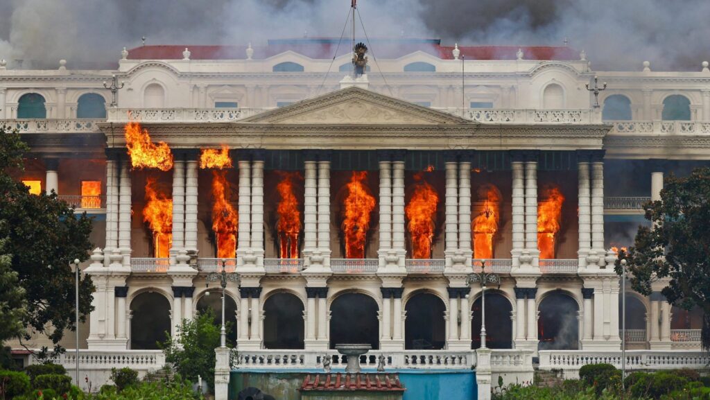 Un incendiu mistuie Singha Durbar, clădirea administrativă principală a guvernului Nepalului, în Kathmandu, pe 9 septembrie 2025